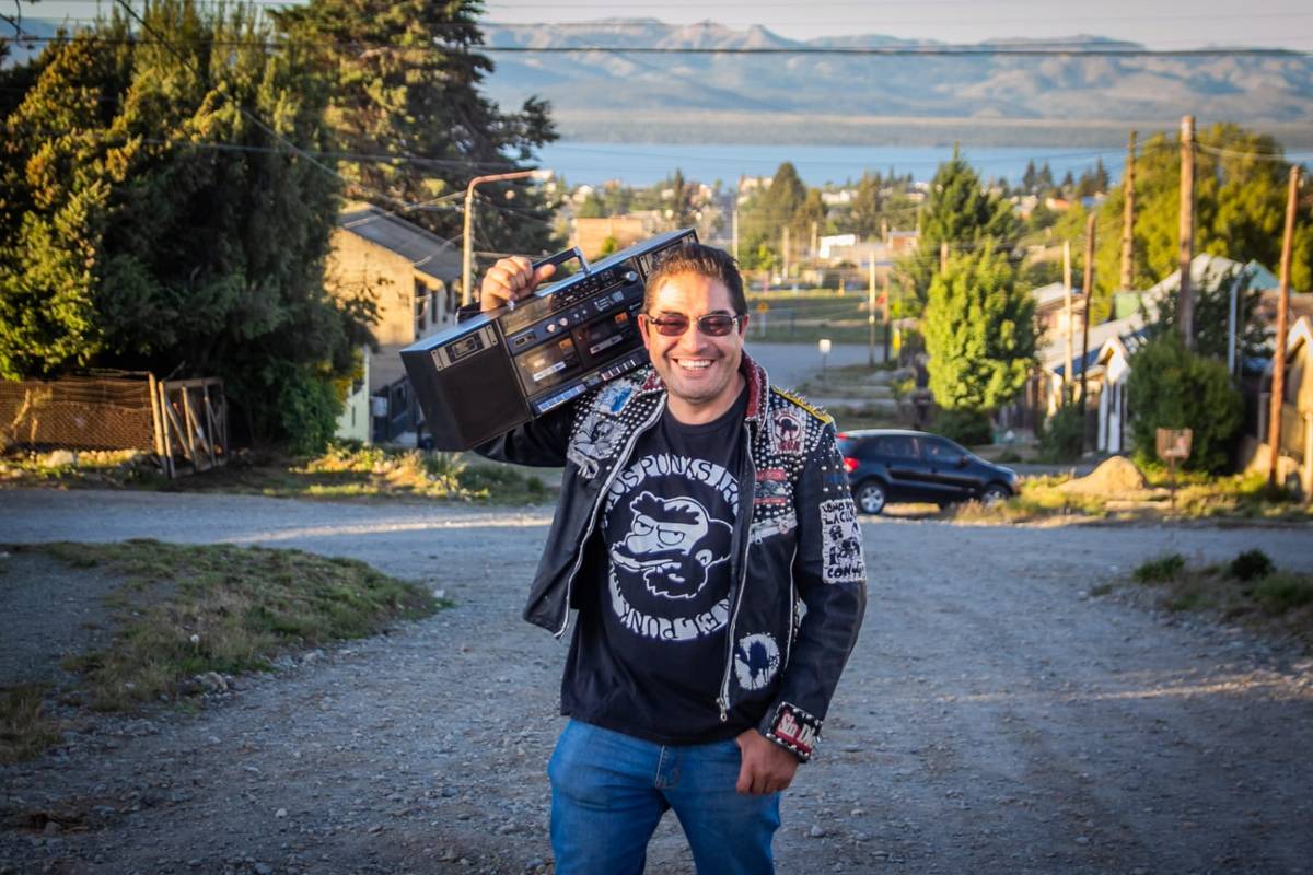 Claudio recuperó la historia del punk en Bariloche y la convirtió en un  libro | Bariloche 2000 - Diario digital de San Carlos de Bariloche